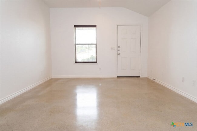 Building Photo - 102 Lost Trl