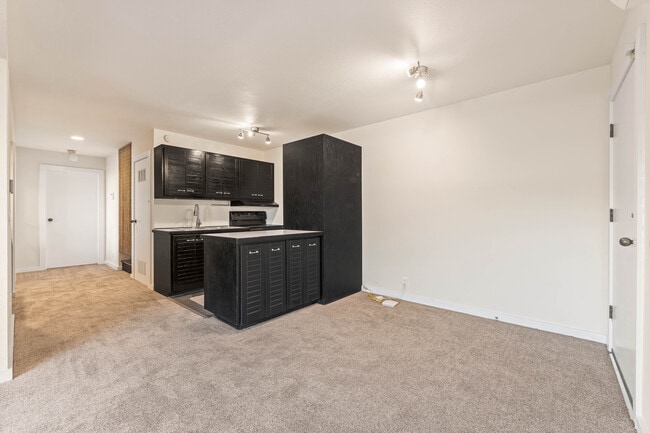 Dining area to kitchn - 1759 Silverwood Ter