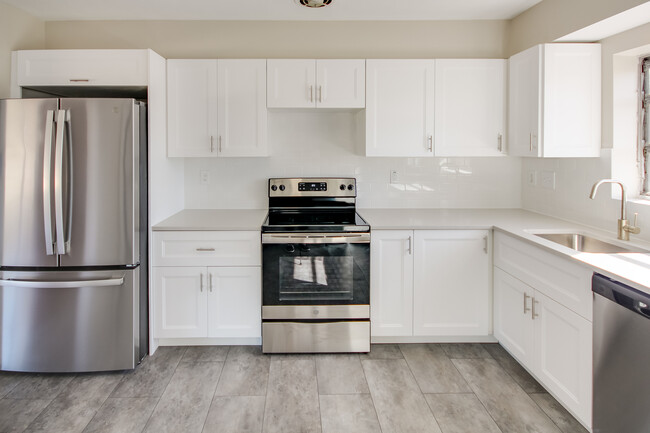 Building Photo - 569 Mapleview Dr