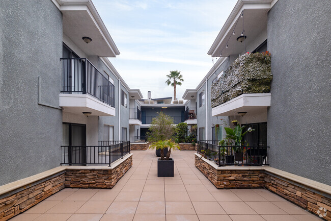 Courtyard - Blix32 Apartments