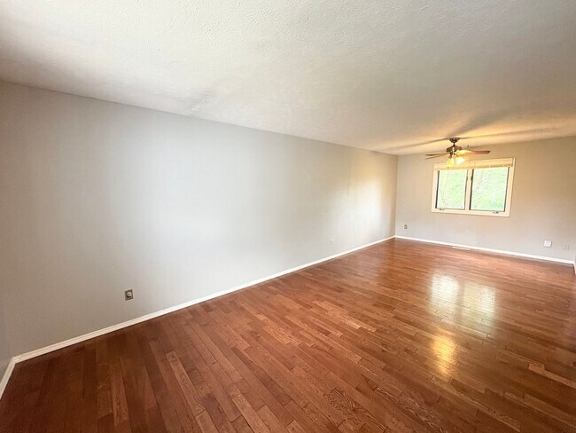 Foto del edificio - Spacious Two-Bedroom Duplex