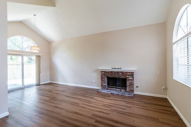 Foto del edificio - 13564 Cres Hill Dr