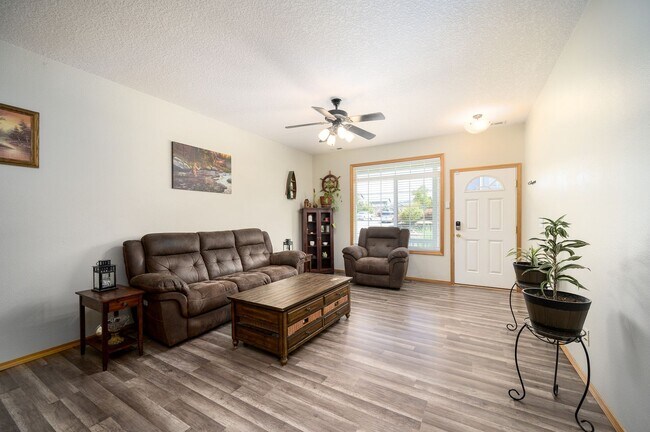 Building Photo - 3 bedroom 2.5 bath home- great location!
