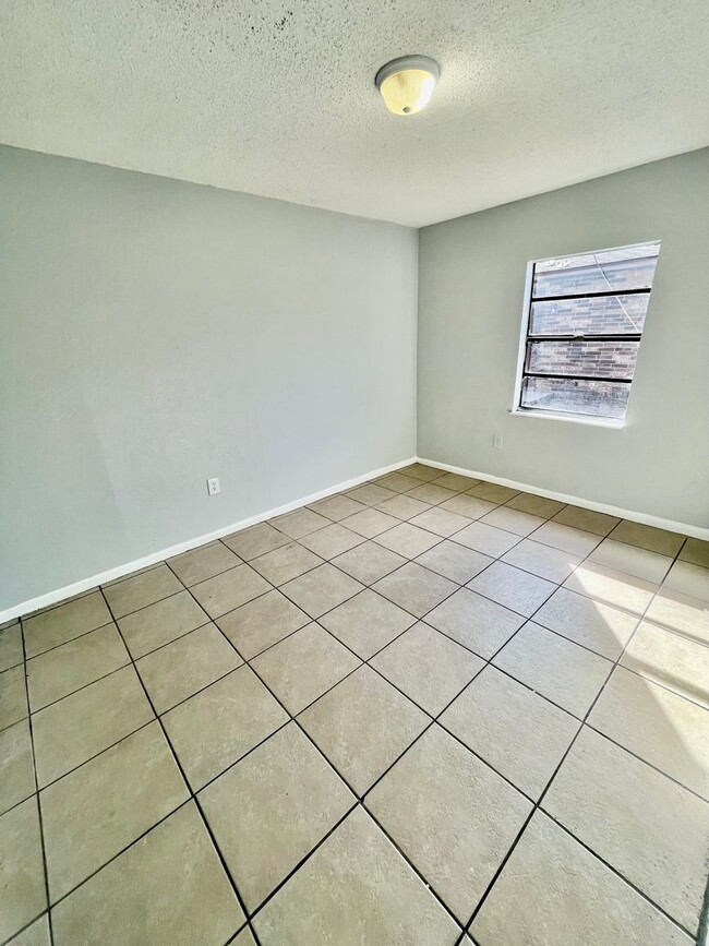 Building Photo - Spacious 2BR/1BA Lakeland Apartments NO APPLICATION FEE!