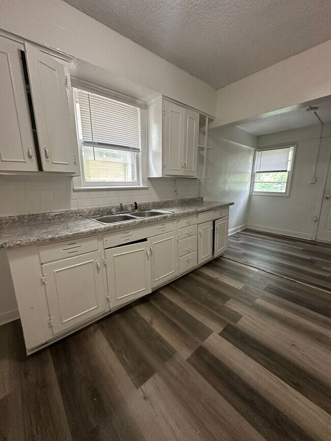 Building Photo - 4 bedroom 1.5 bath