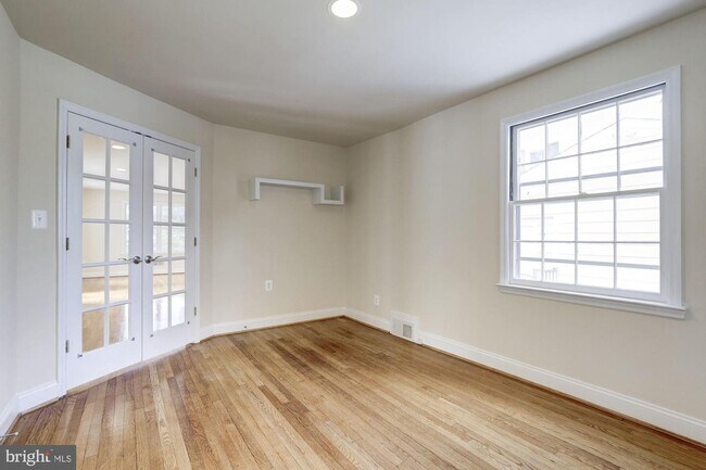 Foto del edificio - 8006 Aberdeen Rd