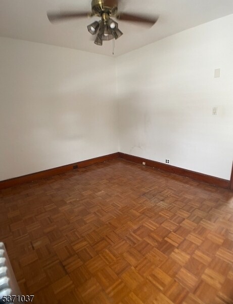 Foto del edificio - 296 DeMott Ave