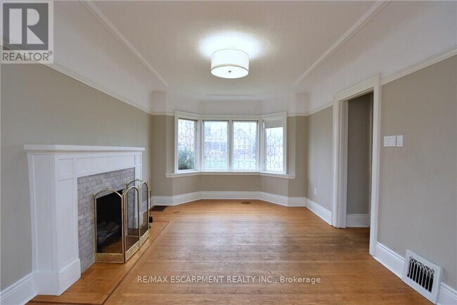 Building Photo - 278 Huxley Ave S