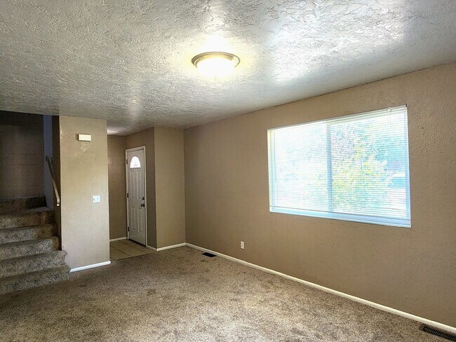 Foto del edificio - 2 Story Duplex 2 BD 1.5 BA