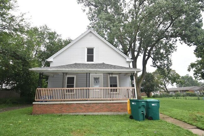 Foto del edificio - Mishawaka 1/2 story 3 bedroom single-family home with garage