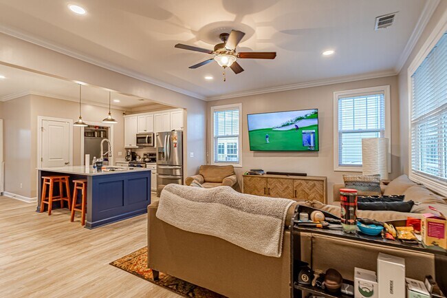Foto del edificio - Downtown Living, Fenced Yard and LVT Floor...