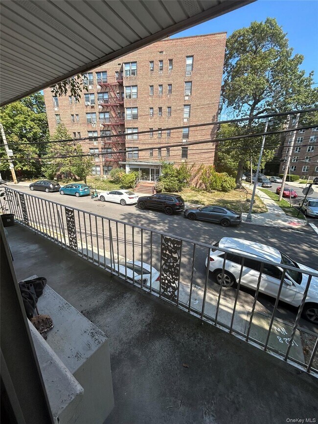 Foto del edificio - 142-22 Pershing Crescent
