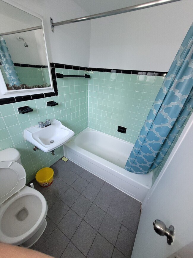 Building Photo - 4724 Pierre-Coubertin