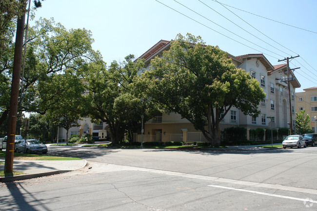 Building Photo - Belmont Village of Burbank