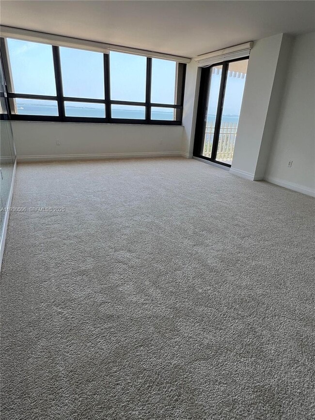 Foto del edificio - 2 Grove Isle Dr