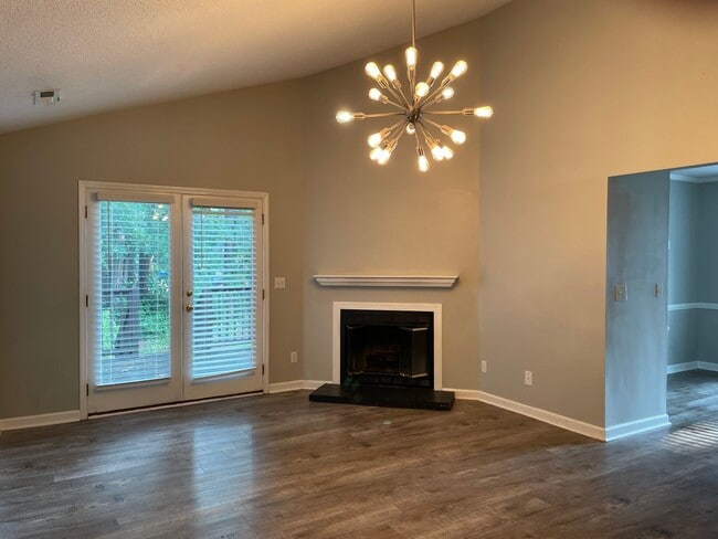 Building Photo - Charming 2 Bed, 2 Bath Triplex in Fayettev...