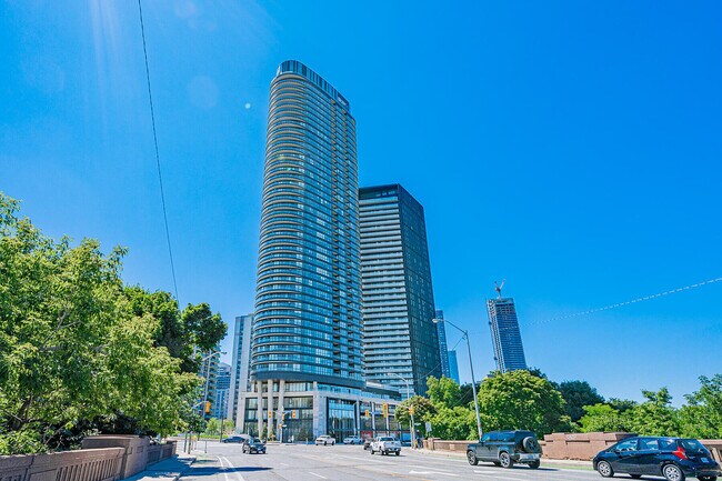 Building Photo - 585 Bloor St E