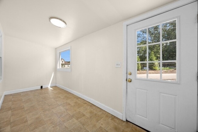 Building Photo - 281C King St