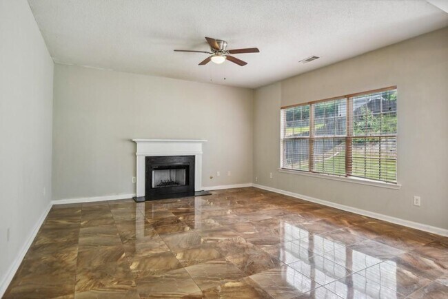Foto del edificio - 2455 Beckenham Pl