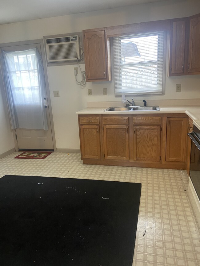 Kitchen with dinette area - 508 N Elm St