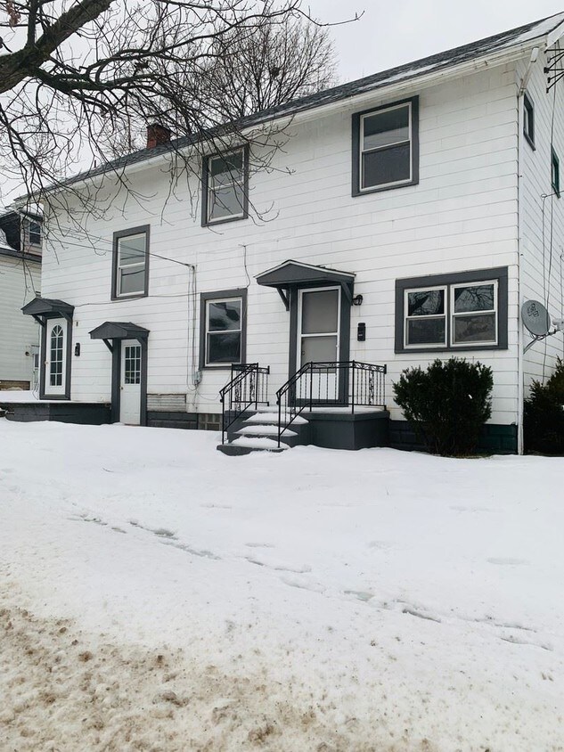 704 N Mercer St, New Castle, PA 16101 Condo for Rent in New Castle, PA