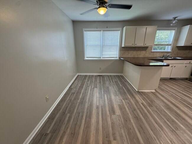 Foto del edificio - Adorable 3 bed 2 Bath SFH! Big Back yard a...