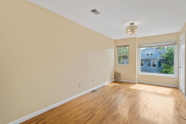 Foto del edificio - 46 Armstrong Ave