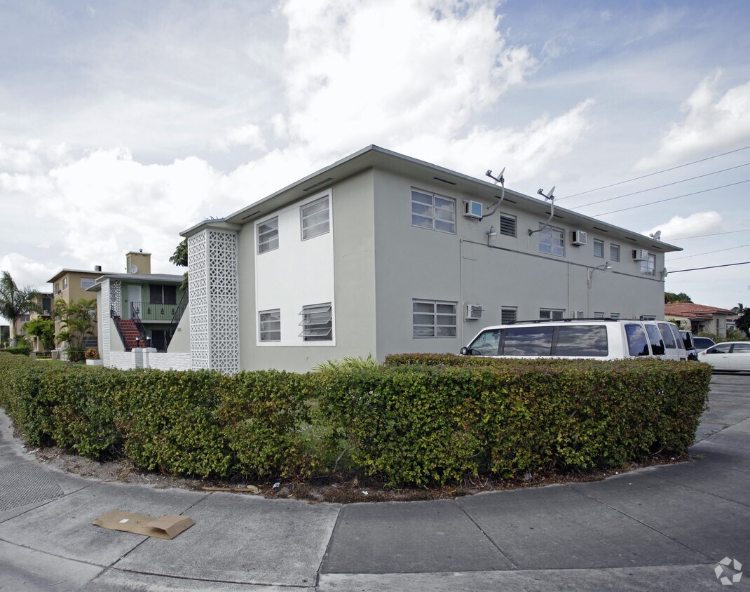 Foto del edificio - 6451 W Flagler St