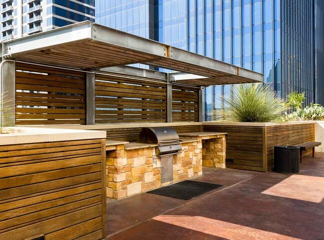 Foto del edificio - A New 2 BR With Amenities Is Just Peachy