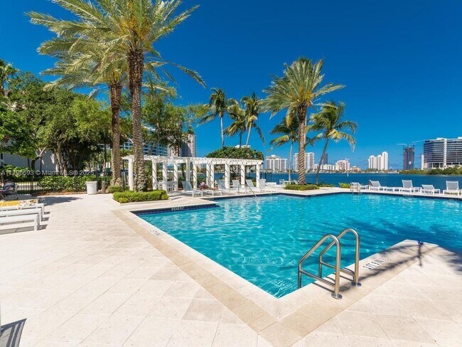 Foto del edificio - 3235 NE 184th St