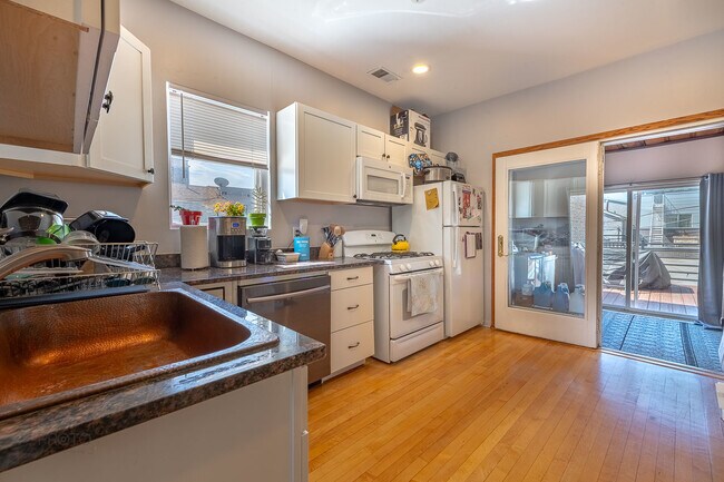 Building Photo - 530 N Ashland Ave