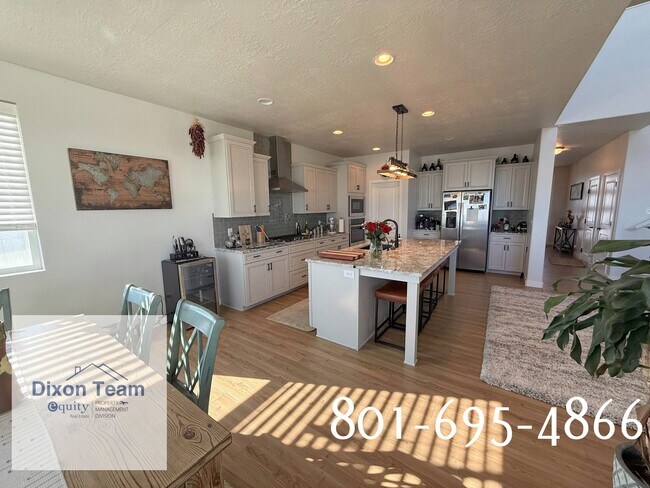 Building Photo - 2241 W Parkview Dr