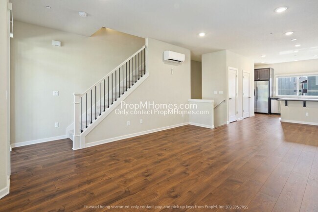 Building Photo - 441 NE Tork Pl