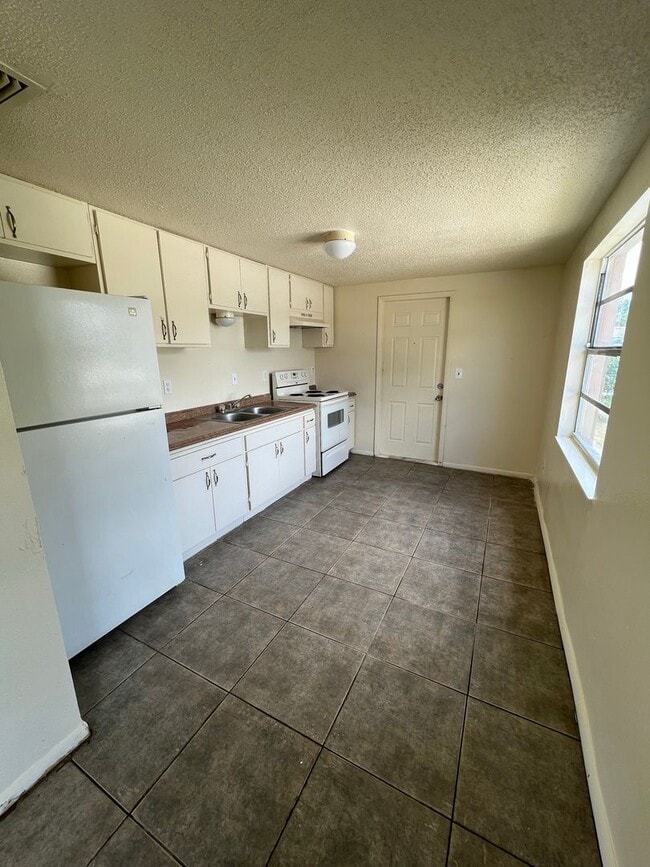 Building Photo - 2 bedroom 1 bath