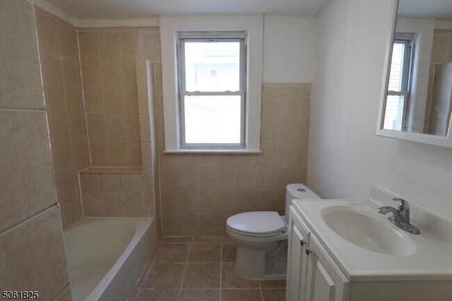 Building Photo - 923-925 Kilsyth Rd