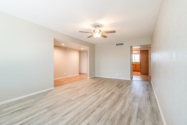 Building Photo - 303 E Ellis Drive