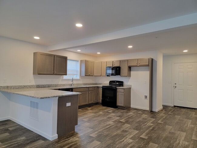 Building Photo - 146 Robert Cir