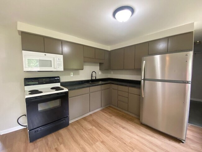 Foto del edificio - Welcome to this charming three bedroom, on...