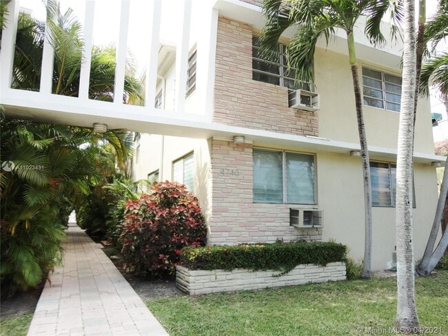Building Photo - 4740 Pine Tree Dr