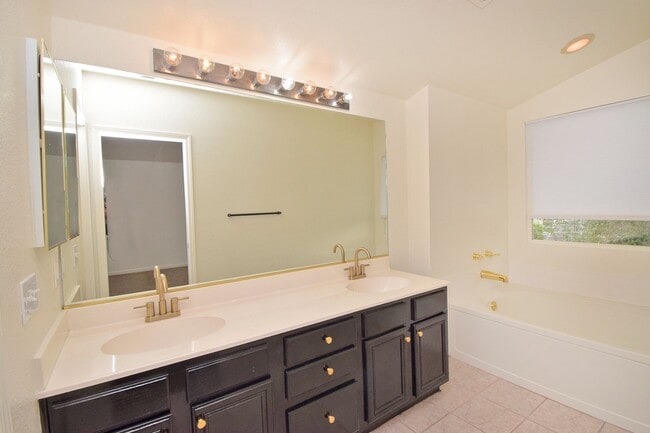 Building Photo - Caughlin Ranch Beauty Clean and Comfortabl...