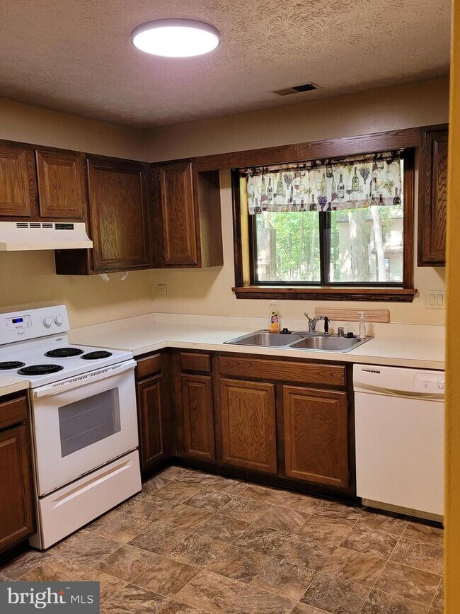 Building Photo - 44681 Willow Oak Ct