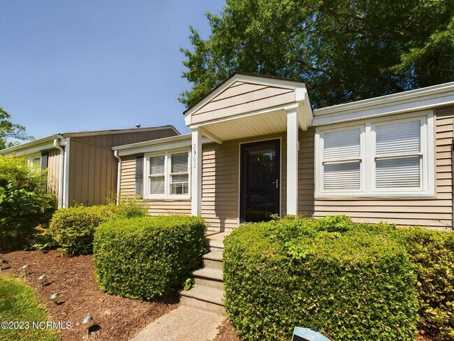 Foto del edificio - 2363 Bernard St