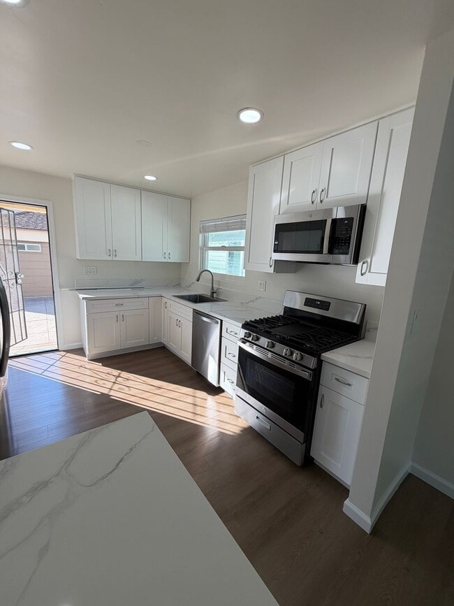 Building Photo - Spacious Home in Prime Pacific Beach Location