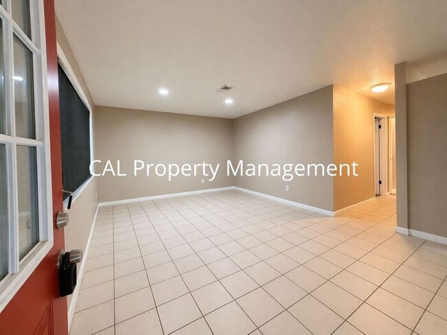 Foto del edificio - Spacious 4-Bedroom Home with 2-Car Garage & Backyard Oasis