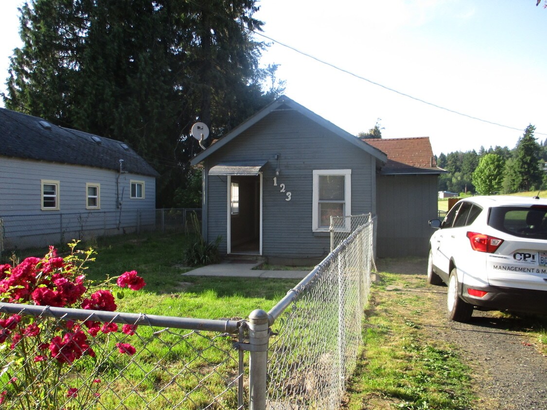 121 Williams Ave, Kelso, WA 98626 House Rental in Kelso, WA