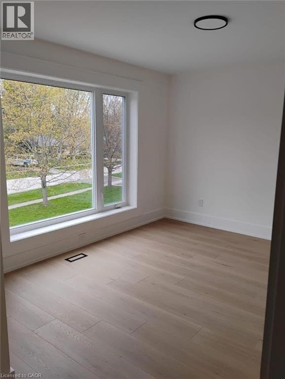 Building Photo - 288 Oakwood Crescent