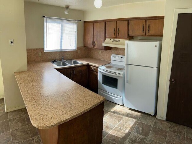 Building Photo - Spacious 2 Bedroom Duplex In West Valley City