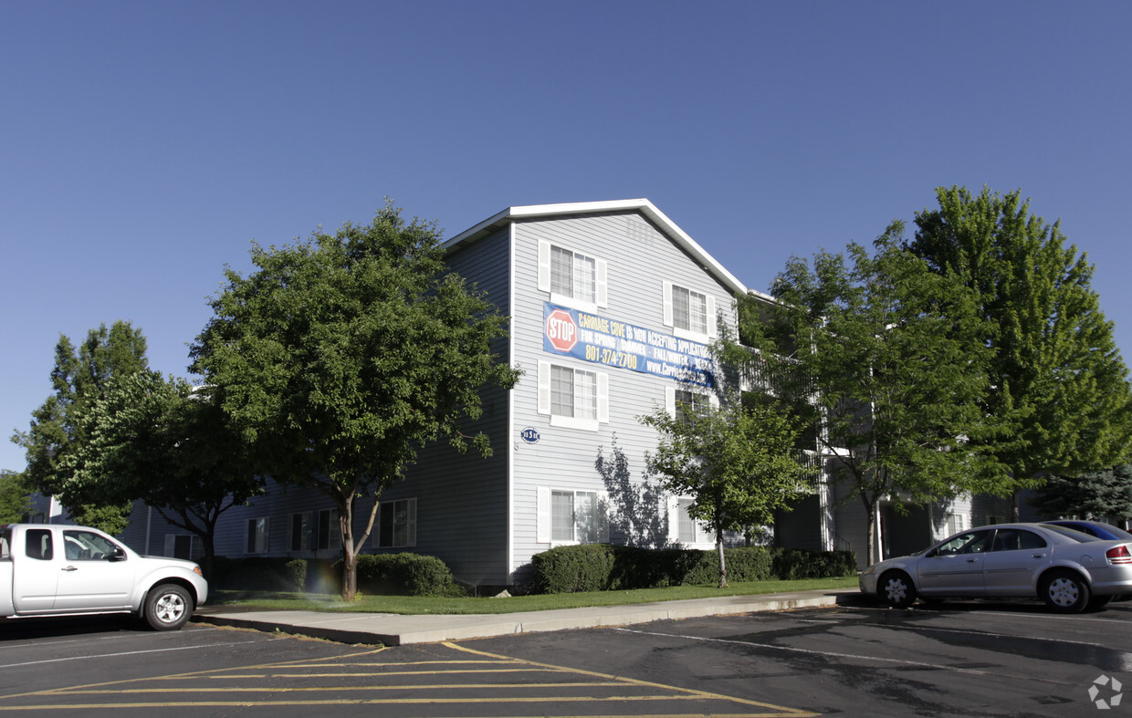 Building Photo - Carriage Cove - Student Living