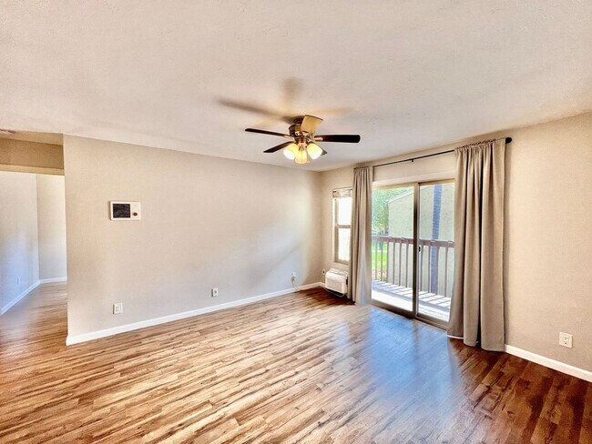 Foto del edificio - Beautiful 1BD/1BA condo with reserved park...