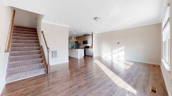 Building Photo - Townhome| Open Floor Plan |Bedroom with fu...